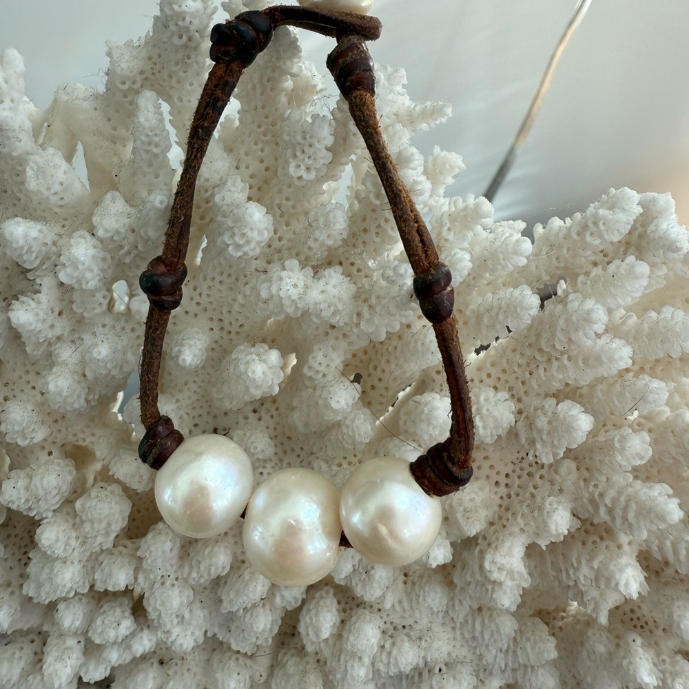 Wendy Pearls. Genuine Leather Bracelet with 3 Freshwater Pearls